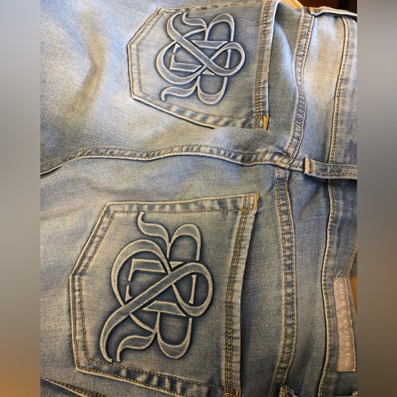 Rock and Republic Berlin Distressed Jeans - Picture 13 of 14